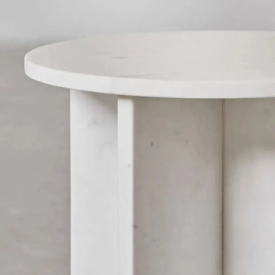 Table de chevet japandi ronde Tsuki en marbre blanc, vue 4
