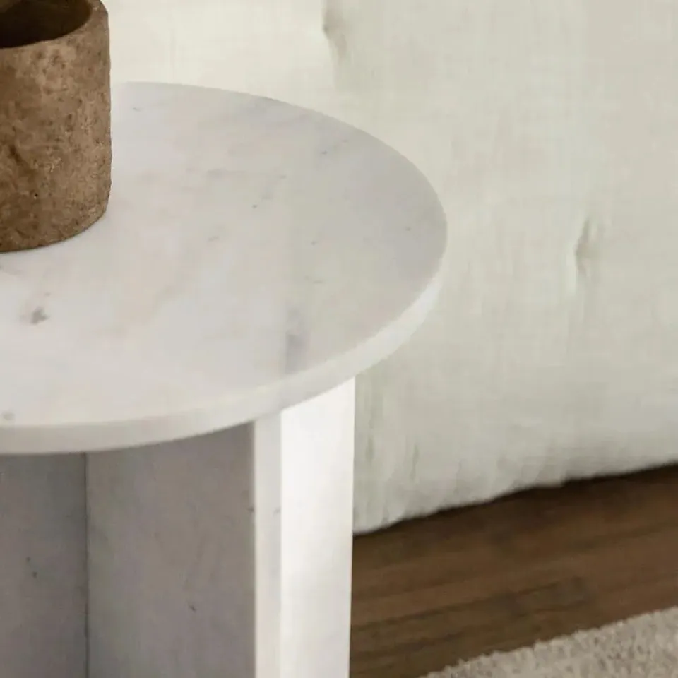 Table de chevet japandi ronde Tsuki en marbre blanc, vue 5