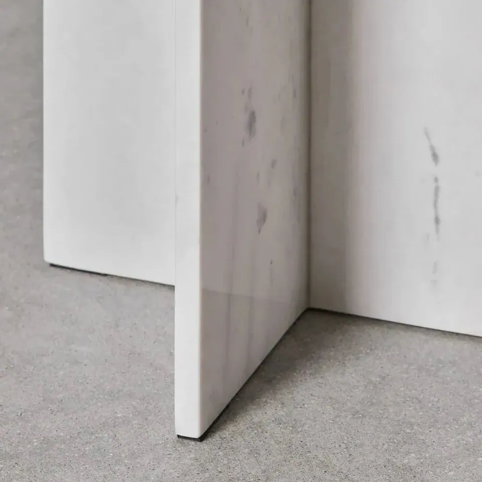 Table de chevet japandi ronde Tsuki en marbre blanc, vue 6