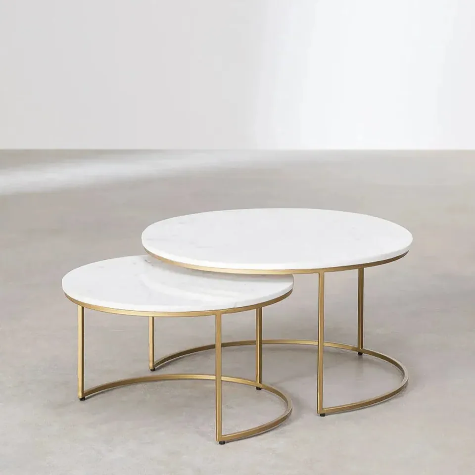 Tables gigognes japandi Aura en marbre blanc et métal doré