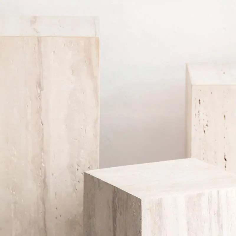 Trio de colonnes cubiques japandi Umi en travertin poli, vue 2